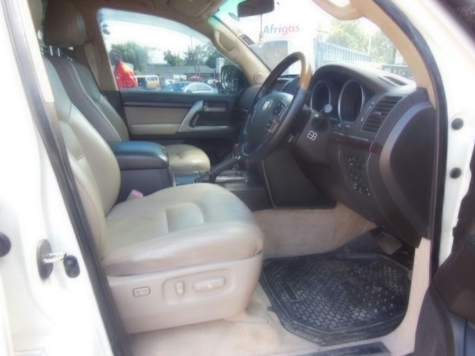 Toyota Land Cruiser 200 series photo 3