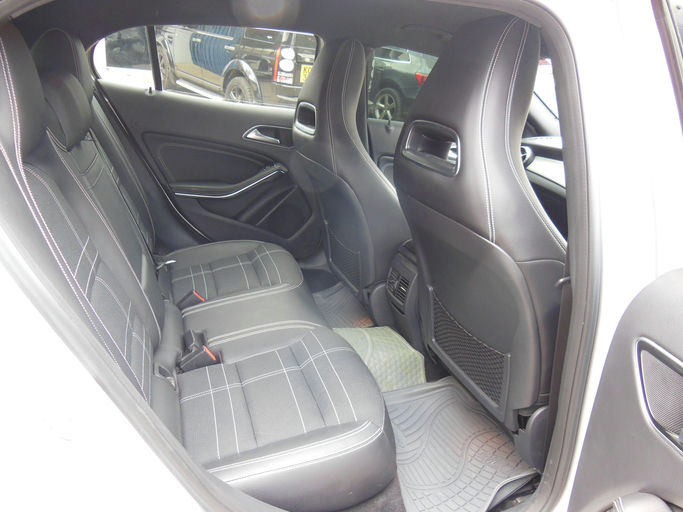 Mercedes-Benz GLA250 photo 2