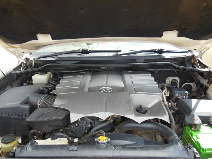 Toyota Land Cruiser VX 202 Series photo 2