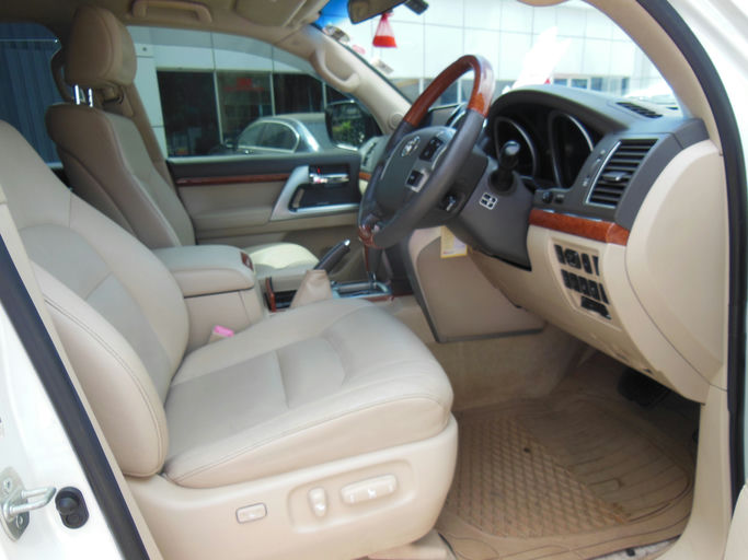 Toyota Land Cruiser VX 202 Series photo 4