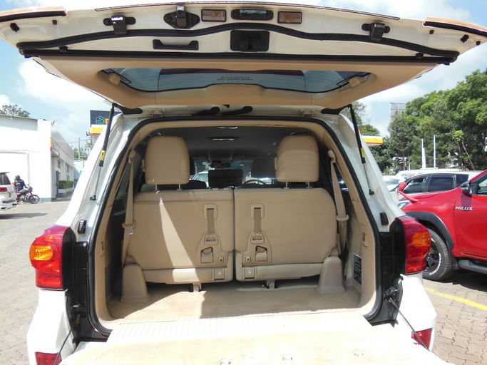 Toyota Land Cruiser VX 202 Series photo 7