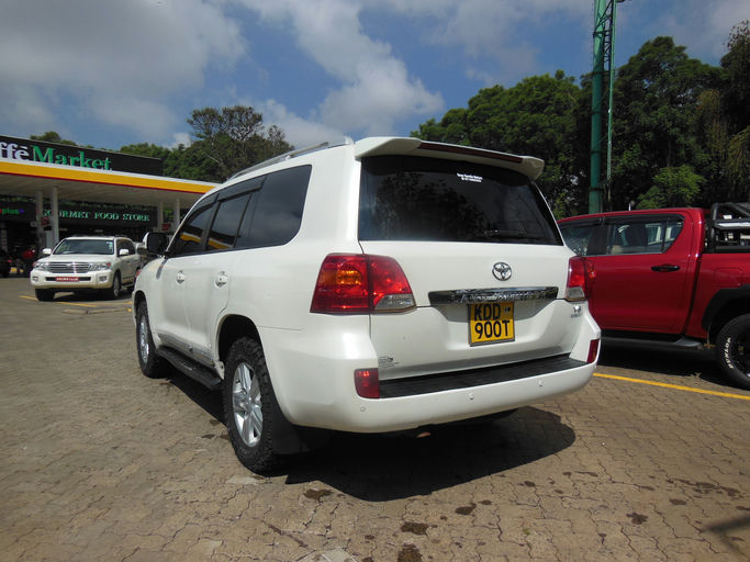Toyota Land Cruiser VX 202 Series photo 8