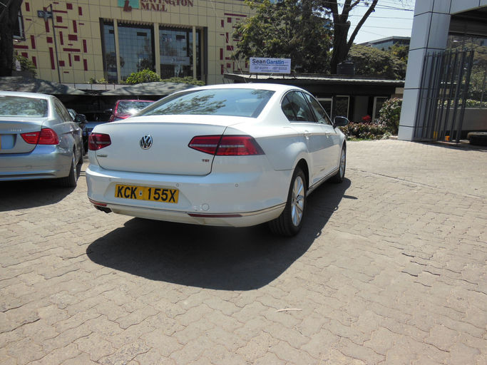 Volkswagen  Passat  photo 2