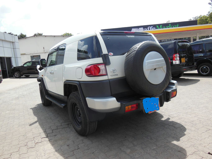 Toyota FJ Cruiser photo 2