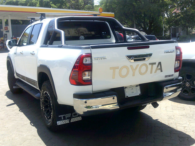 Toyota Hilux Double Cab photo 2