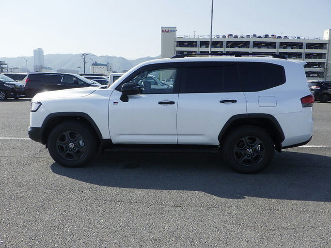 Toyota Land Cruiser 300 series photo 3
