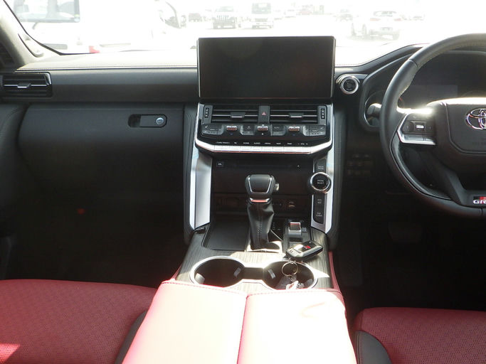 Toyota Land Cruiser 300 series photo 7